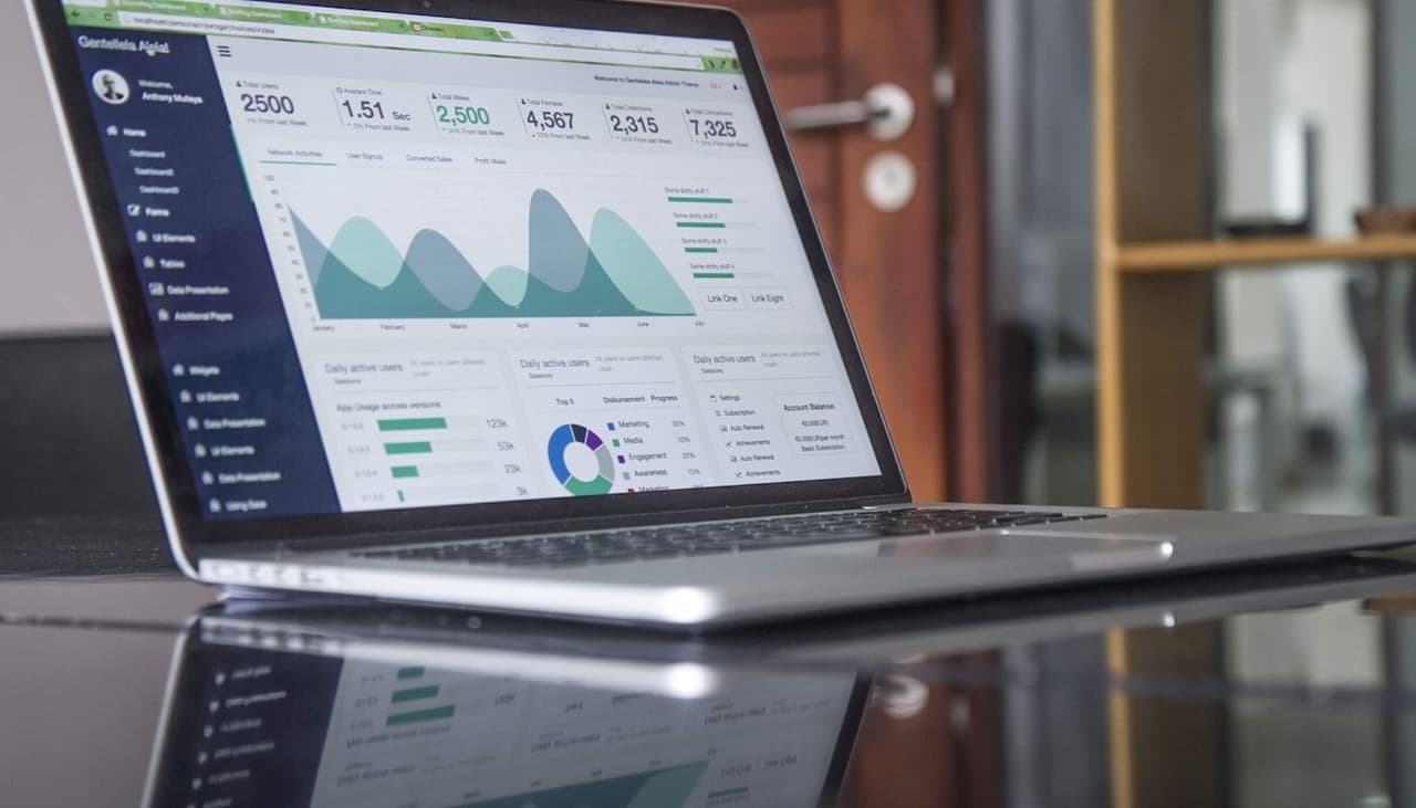 Billede af macbook med data dashboard