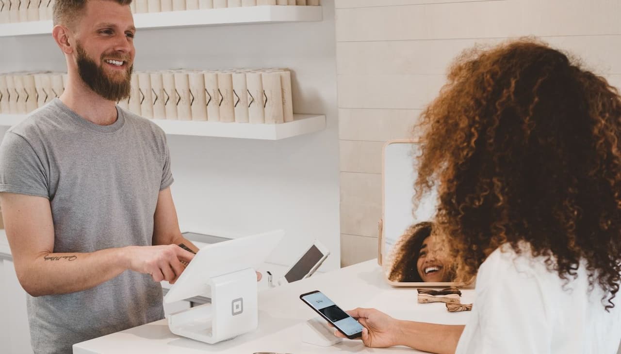 Shopify webshop på laptop – konverteringsoptimering guide